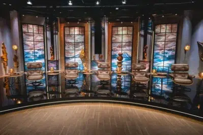 Imagem traz palco da 10ª temporada de reality show. Asaas patrocina 10ª temporada de Shark Tank.