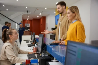 Cliente em clínica realizando pagamento de consulta. Local utiliza o BaaS Asaas para facilitar o recebimento.