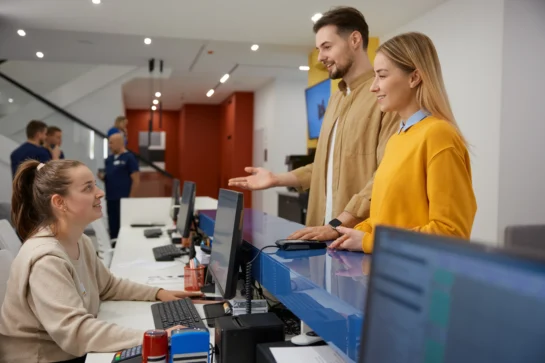 Cliente em clínica realizando pagamento de consulta. Local utiliza o BaaS Asaas para facilitar o recebimento.