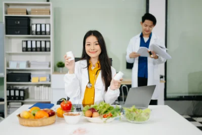 Profissional apresentando plano alimentar, quando contador faz contabilidade para nutricionistas.
