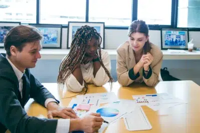 Empresários estudando valores e critérios para obterem licenças bancárias para oferecerem serviços financeiros.