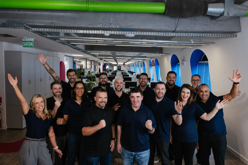 Equipe de liderança unida reforçando motivos para escolher o Asaas como conta digital PJ.