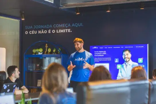 Reunião no Asaas com equipe e apresentação sobre motivos para escolher o Asaas como conta digital PJ.