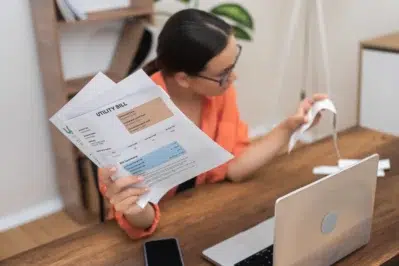 Profissional da saúde verificando as finanças de seu consultório. Está tentando entender o que fazer quando o paciente não paga.