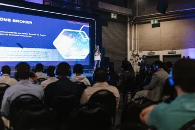 Imagem de um palestrante do Palco Deploy no Asaas Connect em 2024.