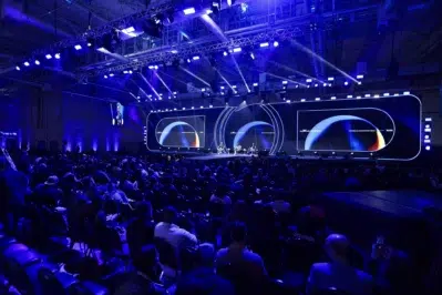 Público acompanha painel do Asaas Connect 2025 em auditório iluminado, com palestrantes no palco e telões ao fundo.