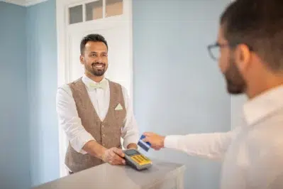 Vendedor realizando uma venda, já separando sua comissão de vendas em split.