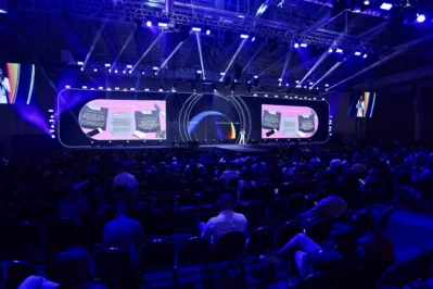 Palestra no Asaas Connect 2025 traz insights no Palco Connect sobre educação financeira e inovação, diante de uma plateia lotada no Transamérica Expo Center.