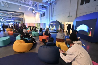 Pessoas acompanham palestras e debates em um ambiente moderno e colorido durante os insights no Palco Deploy e Speed Talking do Asaas Connect 2025.