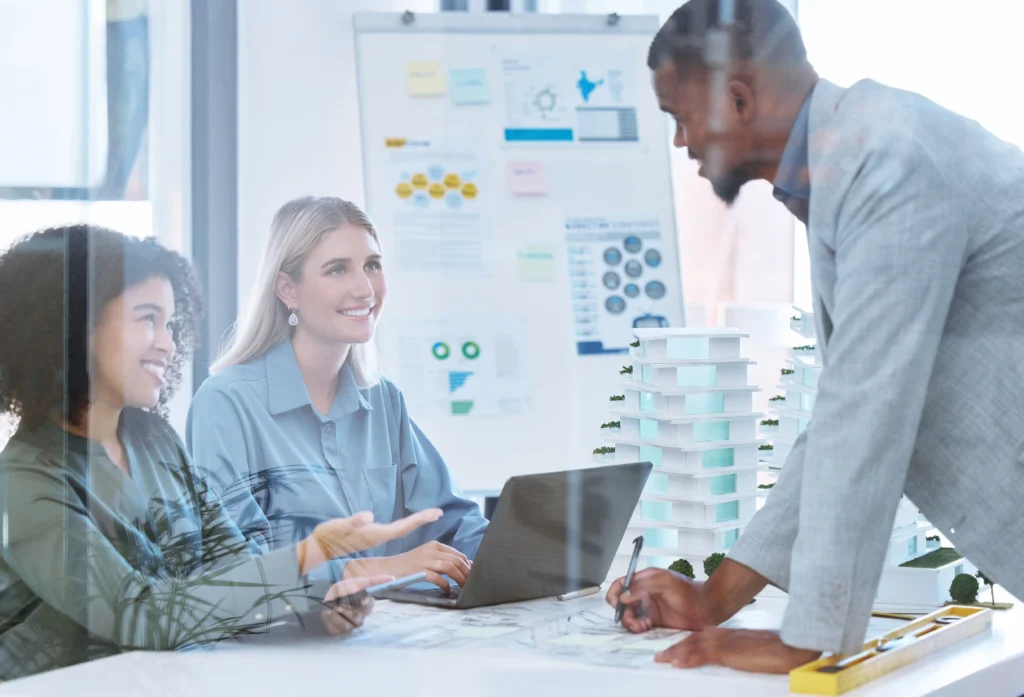 Colaboradores debatendo sobre as obrigações, enquanto tentam descobrir qual sistema erp em nuvem tem a implantação mais rápida em seu modelo de negócio.