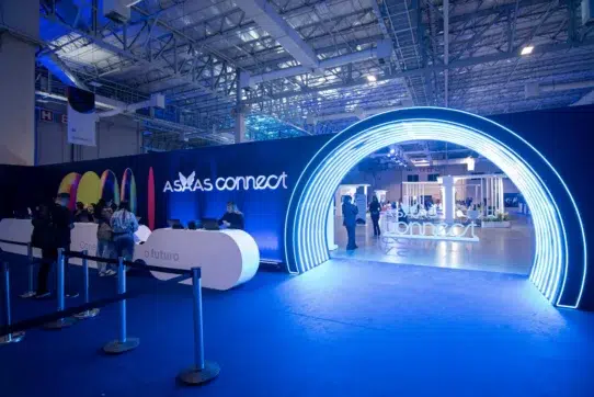 Entrada iluminada do evento Asaas Connect, onde o Asaas utiliza entretenimento para potencializar marca e conectar pessoas.
