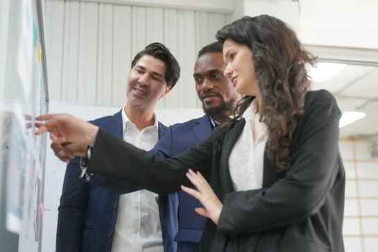 Empreendedores estudando mudanças internas após a implementação do CNPJ alfanumérico.