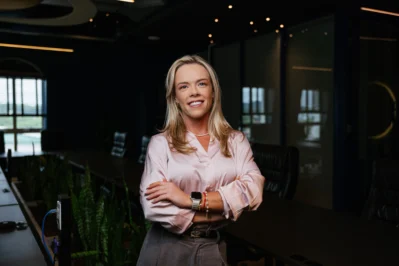 Manoela Gieseler, COO Asaas, de braços cruzados e utilizando camisa do Asaas, representando a diretoria da fintech.