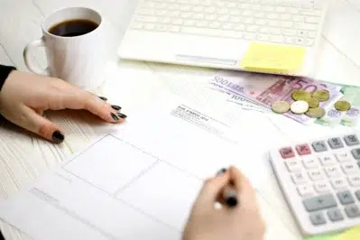 Empreendedora aprendendo sobre o processo de emissão de nota fiscal pelo portal nacional.