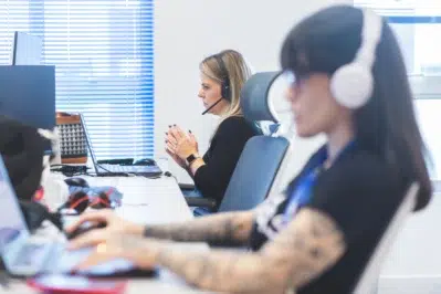 Pessoa em frente a um notebook com anúncio de promoções, destacando a segurança na Black Friday.