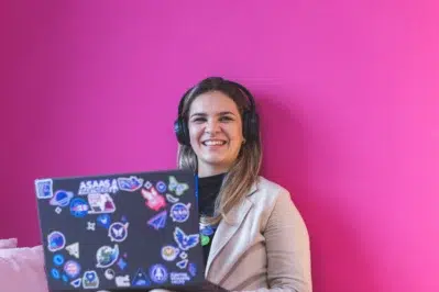 Pessoa em home office trabalhando no notebook, pois possui trabalho remoto e híbrido.