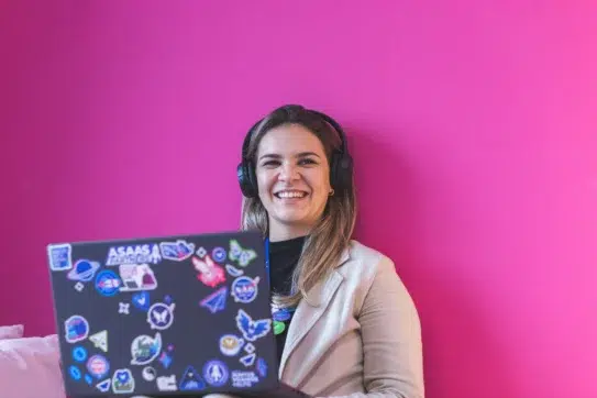 Pessoa em home office trabalhando no notebook, pois possui trabalho remoto e híbrido.