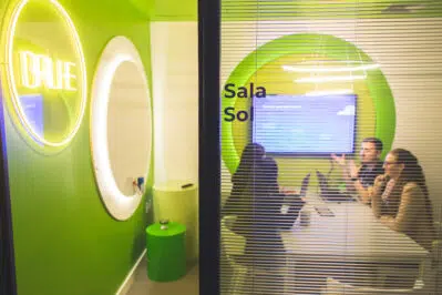 Colaboradores em reunião, debatendo as funcionalidades do ERP gratuito do Asaas.