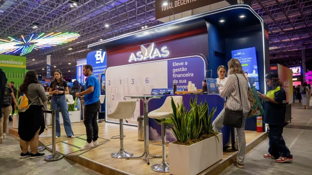 Stand do Asaas em feira de tecnologia, com equipe atendendo visitantes, ilustrando os eventos patrocinados pelo Asaas em 2025.