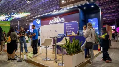 Stand do Asaas em feira de tecnologia, com equipe atendendo visitantes, ilustrando os eventos patrocinados pelo Asaas em 2025.