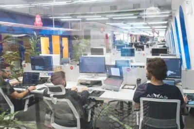 Colaboradores da empresa debatendo a respeito dos plugins e parceiros do Asaas.