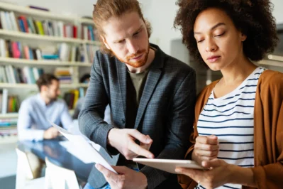 Equipe debatendo impactos da Reforma Tributária na conta digital Asaas.
