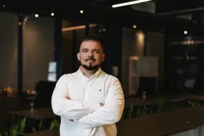 Fotografia de Diego Contezini, com uma blusa branca, apresentando o material rico de CEO para CEO.