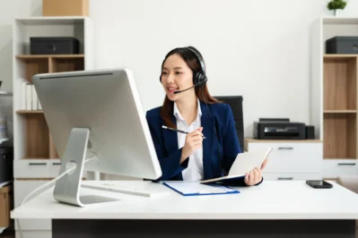 Profissional tentando entender sobre a situação de cobrança desconhecida do cliente.