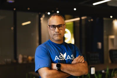 Conheça Marcelo Vital, VP de Sales do Asaas vestido camiseta azul com o logo da fintech.