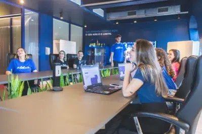 Colaboradores do Asaas debatendo estratégias de melhoria contínua para o projeto Propulsores da Inovação.