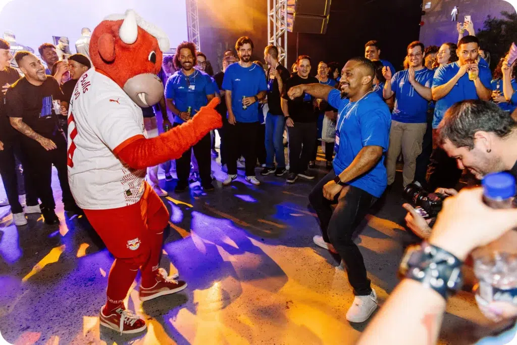 Toro loko Red Bull Bragantino dançando com tripulante em Kickoff Asaas 2026.