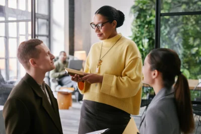 Profissionais de RH conversando sobre como funciona o HRBP no Asaas.