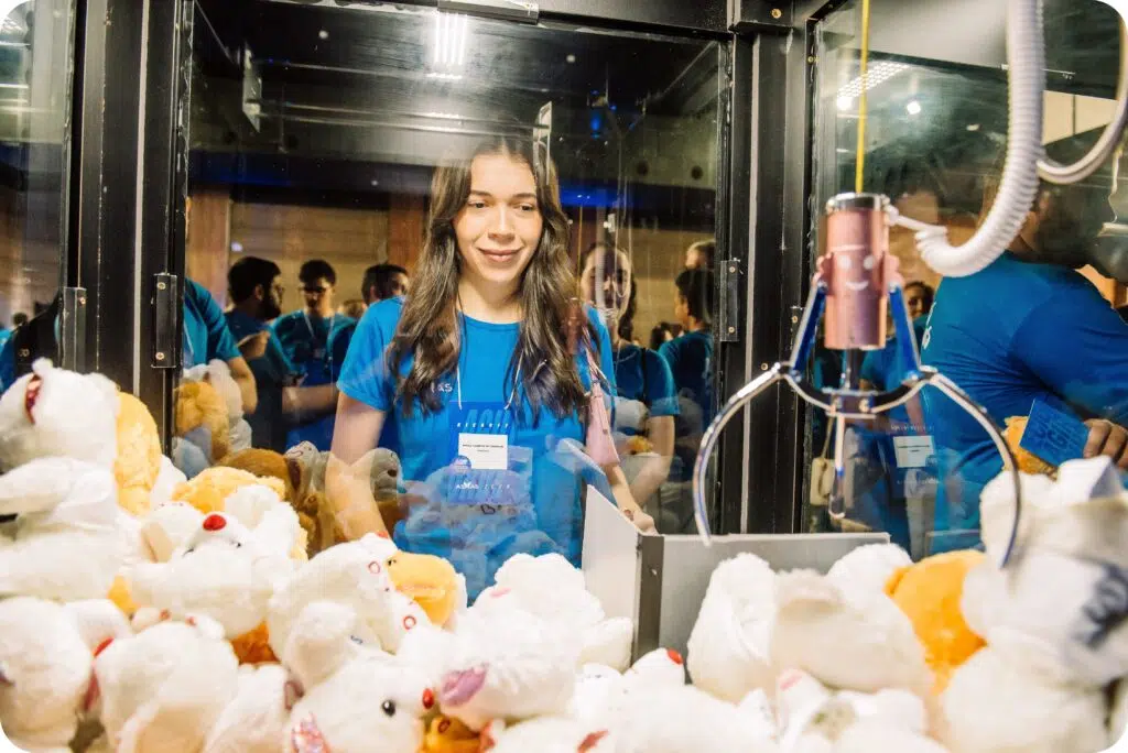 Máquina de pelúcia Asaas no Kickoff.