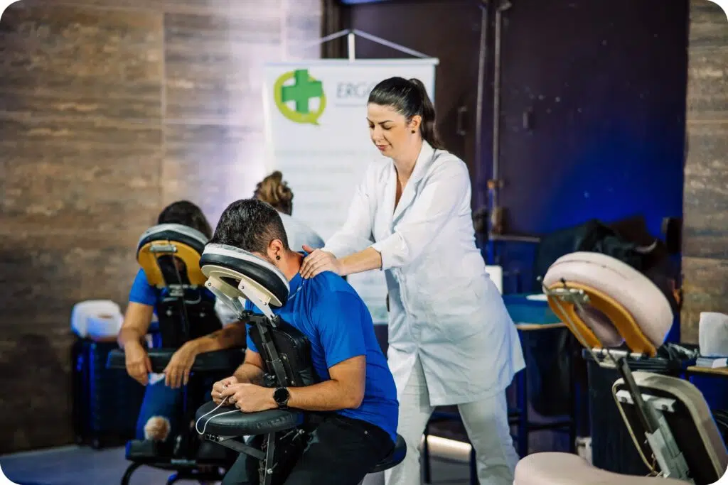 Massagem relaxante em evento do Kickoff Asaas