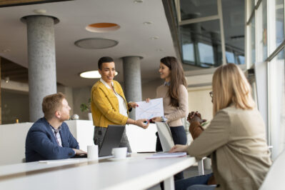 Profissionais visualizando tabela em gráficos, mostrando o NPS do Asaas.
