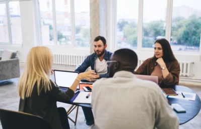 reunião do time GRCI Asaas em ambiente colaborativo, promovendo integração e estratégias de gestão de riscos.