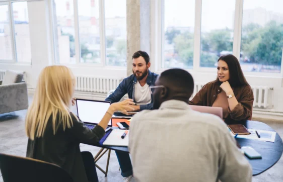 reunião do time GRCI Asaas em ambiente colaborativo, promovendo integração e estratégias de gestão de riscos.