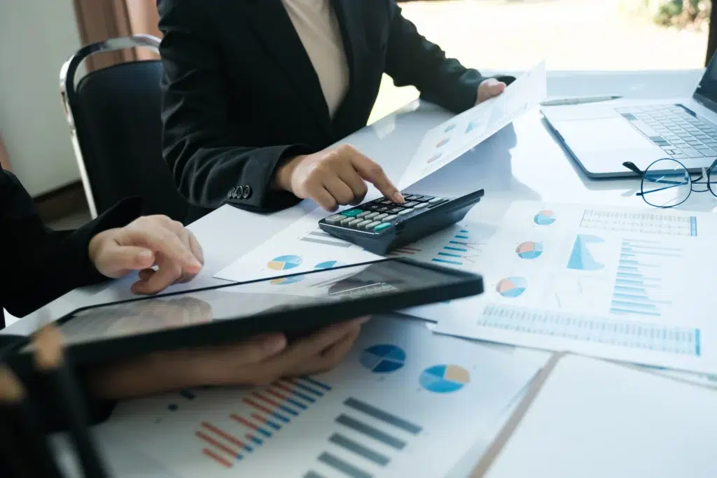 Empreendedores realizando as contas do CST e cClassTrib para a adequação fiscal da Reforma Tributária.