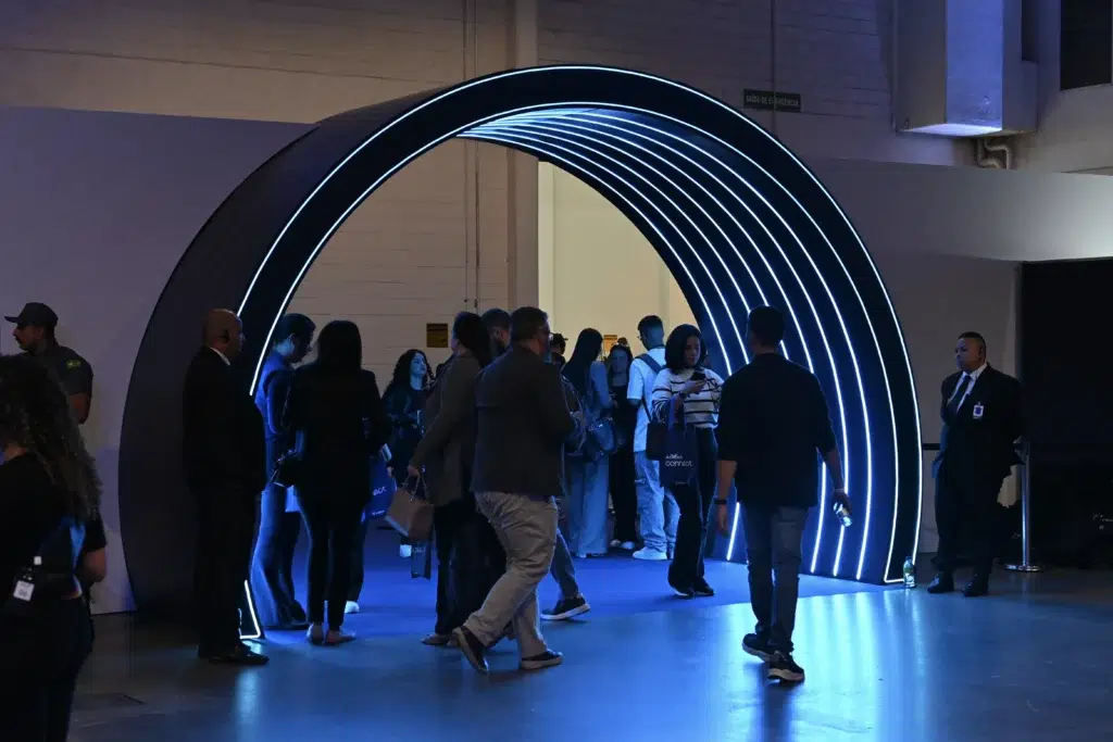 Entrada de um evento com pessoas passando, para ilustrar como foram as edições do Asaas Connect.
