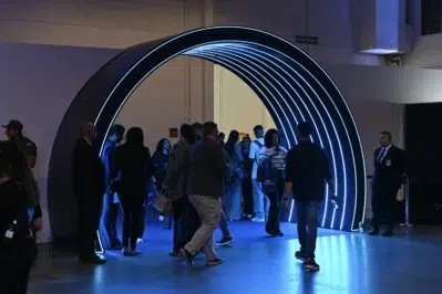 Entrada de um evento com pessoas passando, para ilustrar como foram as edições do Asaas Connect.