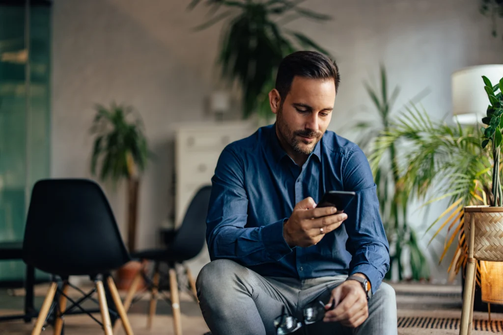 Homem mexendo no celular e entendendo como abrir conta digital