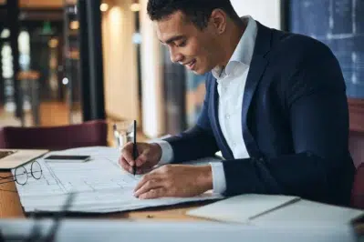 Empreendedor assinando contrato e entendendo como abrir uma sociedade anônima.