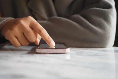 Homem clica na tela do celular e mostra como o Tap on Phone ajuda profissionais a venderem mais.