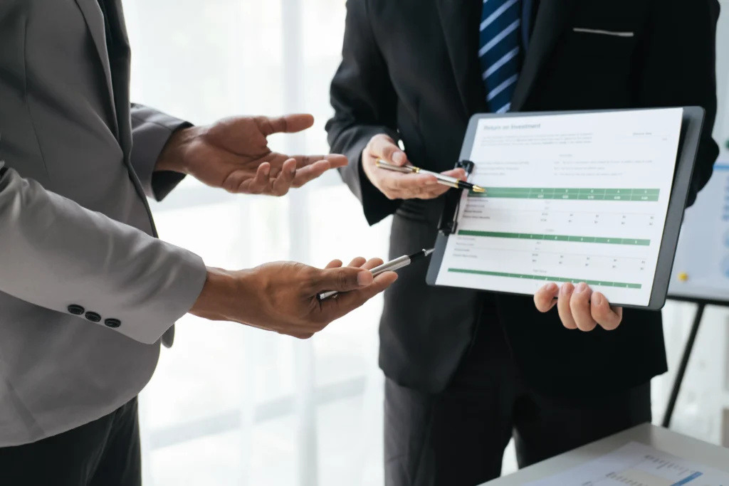 Empresários debatendo a necessidade de licença e alvará de funcionamento para a empresa MEI.