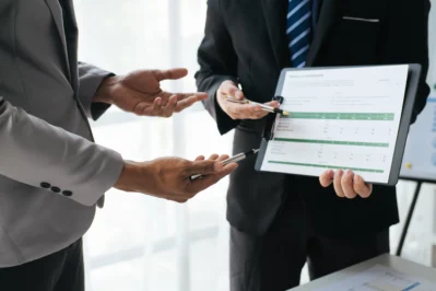 Empresários debatendo a necessidade de licença e alvará de funcionamento para a empresa MEI.