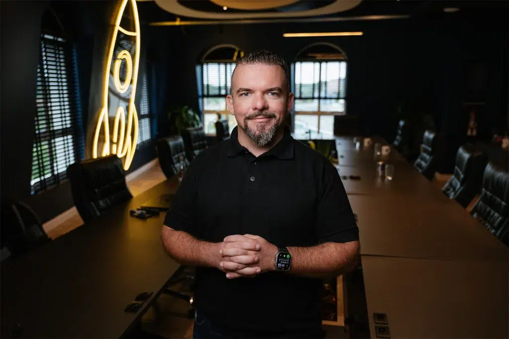 Diego Contezini na sede da fintech respondendo perguntas sobre: Asaas planeja novas aquisições para 2026