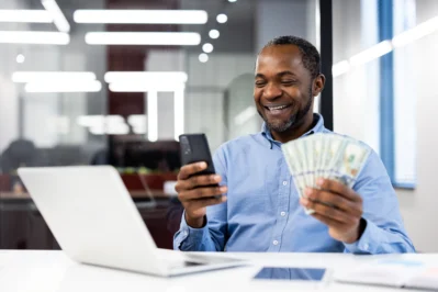 Homem conferindo pagamento no celular e entendendo quando o Pix entra no Imposto de Renda da declaração.