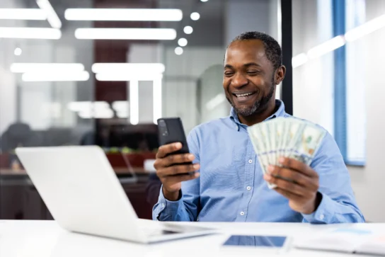 Homem conferindo pagamento no celular e entendendo quando o Pix entra no Imposto de Renda da declaração.