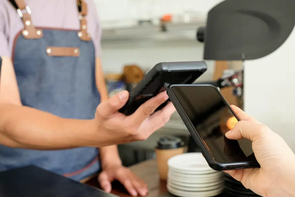 Imagem mostra como receber por aproximação no celular com pagamento NFC em venda presencial usando smartphone como maquininha.