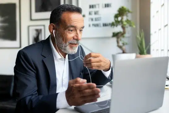 Empreendedor em reunião pelo computador, entendendo a regulamentação BaaS com seus clientes.